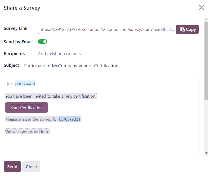 Cửa sổ bật lên 'Chia sẻ khảo sát' trong Odoo Surveys khi tùy chọn Gửi qua Email được bật.