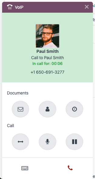 Tiện ích VoIP được mở cho một cuộc gọi, hiển thị các biểu tượng phím tắt mà nhân viên kinh doanh có quyền truy cập.